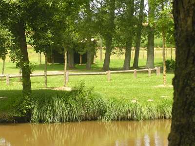 © Le plan d'eau du Lary et en second plan la halte équestre
