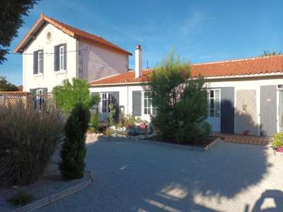 © Le Clos des Passiflores chambre Zen chambre Abélia Cambre chalet petit déjeuner.jpg piscine.jpg jardin.jpg Patricia et Pascal salle d'eau.jpg graminé.jpg Henry Patricia - Le Clos des Passiflores à Pons