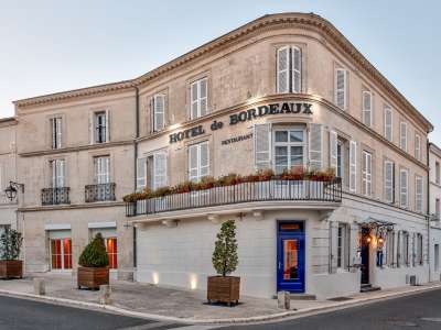 © Façade de l'Hôtel Restaurant de Bordeaux à Pons en Haute-Saintonge
