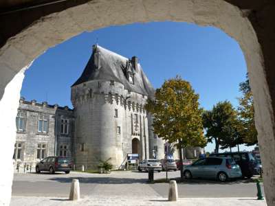 © Le château de Jonzac vu depuis la rue médiévale de Champagnac