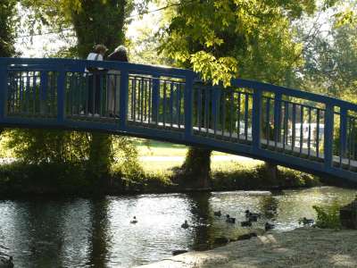 © passerelle et promenade à Jonzac