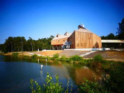 © La maison de la base de loisirs au bord du lac Baron-Desqueyroux de Montendre