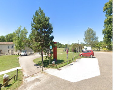 © Accès aux thermes par chemin pieton-piste cyclable