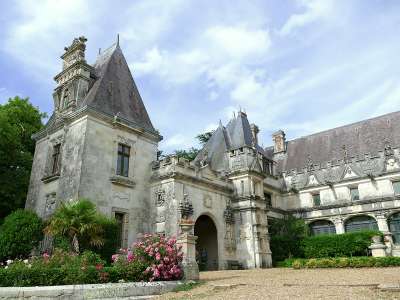 © Le château d'Usson, maintenant Château des Énigmes, anciennement des Égreteaux