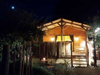 © cottage cottage by night chambresuite terrassesuite chambre jaccuzi statue cottage sauna vue extérieure coin repos night terrasse coin repas salle d'eau terrasse3 terrasse4 entrée parking