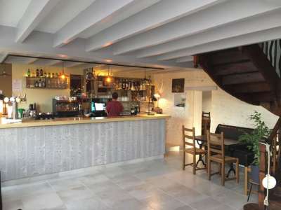 © Bar et salle du restaurant Le comptoir du bois à Saint-Ciers-Champagne en Haute-Saintonge