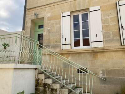 © façade maison et cour fleurie, été 2022 Escalier d'accès au logement terrasse vue cour entrée au salon coin repas tea-time à la cuisine chambre (lit queen size) salle de bain côté toilettes salon terrasse jeunes faucons crécerelles sur la terrasse ! Le moulin de Jeannette à 600 mètres Etang, église & château de Meux à 200 m