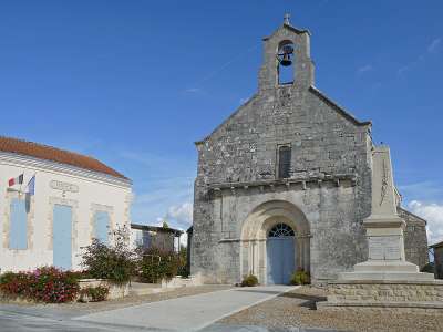© L'église, la mairie et le monument aux morts de St-Grégoire-d'Ardennes
