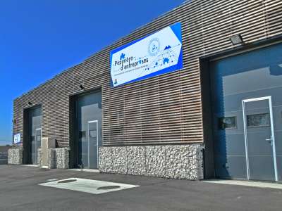 © La pépinière d'entreprise de Montendre Vue aérienne de la pépinière d'entreprise de Montendre Un bureau Un atelier La salle de réunion et de conférence à la location La salle de réunion et de conférence à la location La salle de réunion et de conférence à la location La pépinière d'entreprise de Montendre La pépinière d'entreprise de Montendre La salle de réunion et de conférence à la location La salle de réunion et de conférence à la location La salle de réunion et de conférence à la location