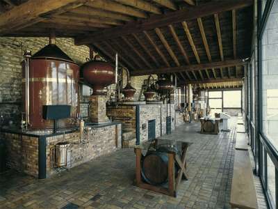© Alambics à la Distillerie du Château de Beaulon, Étapes du Cognac, à Lorignac en Haute-Saintonge