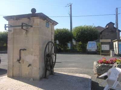 © La fontaine de Lorignac, point de départ du circuit
