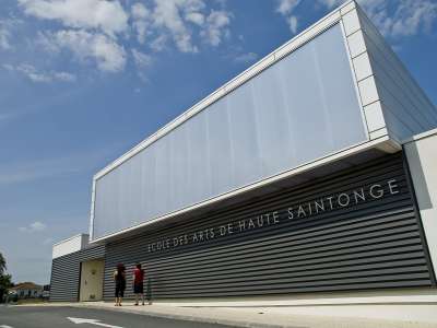 © L'École des Arts de Haute-Saintonge Ecole des Arts de Haute-Saintonge theatre musique chant Charente-Maritime Un cours de batterie Hervé Sardin et ses jeunes élèves Un cours de chant Cours de guitare avec Christian Zago Un cours de piano De jeunes élèves Un cours de solfège Répétition du spectacle de fin d'année élèves-professeurs Exercice imposé en cours de danse classique L'Auditorium Un cours de cuivres avec Hervé Sardin Les petits rats écoutent les consignes du professeur, Christine Bourguignon Un élève studieux qui étudie le solfège L'École des Arts de Haute-Saintonge Des petits rats en cours de danse classique Des élèves du cours de chant en répétition du spectacle de fin d'année élèves-professeurs Un cours de chant Figure imposée durant un cours de danse classique L'entrée de l'École des Arts de Haute-Saintonge