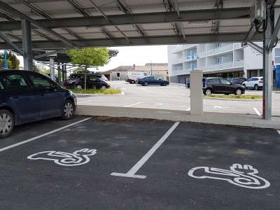 © Parking avec borne de recharge pour véhicule électrique à Jonzac