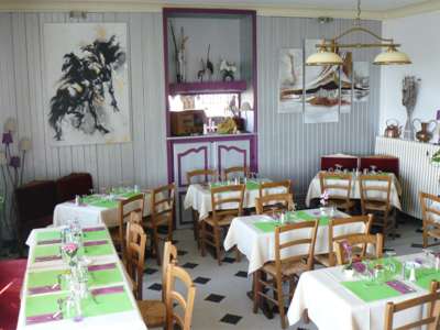 © Salle du restaurant Le Relais de Saintonge à Saint-Genis-de-Saintonge en Haute-Saintonge