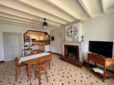 © Maison familiale Rouffignac Salle à manger Parc arboré Chambre verte RDC Salle de bain RDC Couloir 1er étage Chambre bleue 1er étage Chambre verte 1er étage Chambre rose 1er étage Salle de bain 1er étage Salle de bain 1er étage Salon de jardin Cuisine équipée Salon Salon Tournesol et clocher Cuivre hortensias