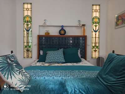 © suite Byzance, décorée avec des vitraux de 1926, des dessins originaux, petits meubles de créateurs, grande salle d'eau avec une douche italienne en rond,,, piscine en marbre et schiste le patio entrée de la maison la suite Byzance patio fleuri au centre de la maison d'hôte, agrumes , plantes méditerranéennes et petite collection d' hortensias la piscine spa en pierre avec hydromassage, nage à contre courant et sauna les flamands roses les flamands roses avec vue sur le jardin et le patio Petit déjeuner à la grenade bleue Chambre d'hôtes détail de la salle d'eau de la suite hydromassage façade côté jardin baronne Grenadine inspiration 18ème à la Française chambre Baronne Grenadine le salon salle à manger des hôtes le jardin luxuriant de la grenade bleue les flamands roses automne au jardin détail d'une partie de la suite détail salle d'eau suite Byzance détail du jardin sur la rivière hôpital du 13 ème siècle date du 17ème siècle Eglise du 12ème siècle à 50 mètres de la grenade bleue