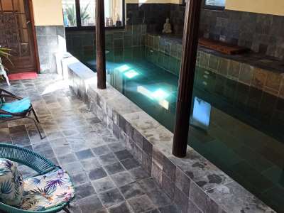 © suite Byzance, décorée avec des vitraux de 1926, des dessins originaux, petits meubles de créateurs, grande salle d'eau avec une douche italienne en rond,,, piscine en marbre et schiste le patio entrée de la maison la suite Byzance patio fleuri au centre de la maison d'hôte, agrumes , plantes méditerranéennes et petite collection d' hortensias la piscine spa en pierre avec hydromassage, nage à contre courant et sauna les flamands roses les flamands roses avec vue sur le jardin et le patio Petit déjeuner à la grenade bleue Chambre d'hôtes détail de la salle d'eau de la suite hydromassage façade côté jardin baronne Grenadine inspiration 18ème à la Française chambre Baronne Grenadine le salon salle à manger des hôtes le jardin luxuriant de la grenade bleue les flamands roses automne au jardin détail d'une partie de la suite détail salle d'eau suite Byzance détail du jardin sur la rivière hôpital du 13 ème siècle date du 17ème siècle Eglise du 12ème siècle à 50 mètres de la grenade bleue