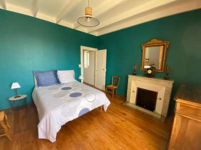 © Maison familiale Rouffignac Salle à manger Parc arboré Chambre verte RDC Salle de bain RDC Couloir 1er étage Chambre bleue 1er étage Chambre verte 1er étage Chambre rose 1er étage Salle de bain 1er étage Salle de bain 1er étage Salon de jardin Cuisine équipée Salon Salon Tournesol et clocher Cuivre hortensias