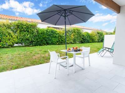 © JArdin Chambre Penderie Résidence GaÏa - Terrasse Résidence GaÏa - Chambre Résidence GaÏa - salon Résidence GaÏa - salon 2 Résidence Gaïa - N°18_Jonzac Résidence GaÏa - vue aérienne