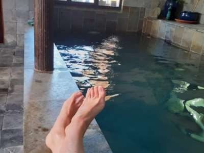 © suite Byzance, décorée avec des vitraux de 1926, des dessins originaux, petits meubles de créateurs, grande salle d'eau avec une douche italienne en rond,,, piscine en marbre et schiste le patio entrée de la maison la suite Byzance patio fleuri au centre de la maison d'hôte, agrumes , plantes méditerranéennes et petite collection d' hortensias la piscine spa en pierre avec hydromassage, nage à contre courant et sauna les flamands roses les flamands roses avec vue sur le jardin et le patio Petit déjeuner à la grenade bleue Chambre d'hôtes détail de la salle d'eau de la suite hydromassage façade côté jardin baronne Grenadine inspiration 18ème à la Française chambre Baronne Grenadine le salon salle à manger des hôtes le jardin luxuriant de la grenade bleue les flamands roses automne au jardin détail d'une partie de la suite détail salle d'eau suite Byzance détail du jardin sur la rivière hôpital du 13 ème siècle date du 17ème siècle Eglise du 12ème siècle à 50 mètres de la grenade bleue