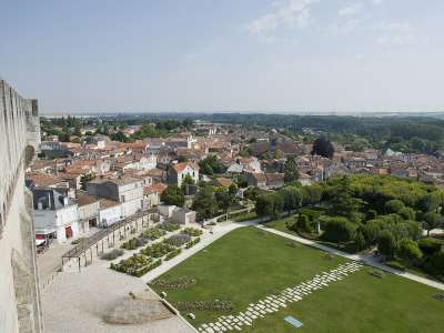 © Point de vue sur la Petite Champagne du haut du donjon de Pons