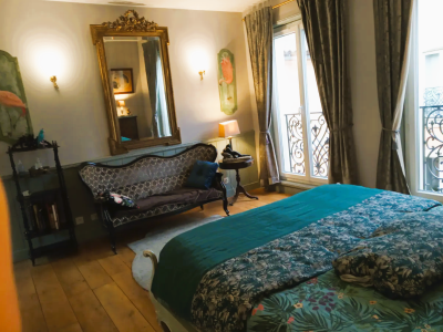 © suite Byzance, décorée avec des vitraux de 1926, des dessins originaux, petits meubles de créateurs, grande salle d'eau avec une douche italienne en rond,,, piscine en marbre et schiste le patio entrée de la maison la suite Byzance patio fleuri au centre de la maison d'hôte, agrumes , plantes méditerranéennes et petite collection d' hortensias la piscine spa en pierre avec hydromassage, nage à contre courant et sauna les flamands roses les flamands roses avec vue sur le jardin et le patio Petit déjeuner à la grenade bleue Chambre d'hôtes détail de la salle d'eau de la suite hydromassage façade côté jardin baronne Grenadine inspiration 18ème à la Française chambre Baronne Grenadine le salon salle à manger des hôtes le jardin luxuriant de la grenade bleue les flamands roses automne au jardin détail d'une partie de la suite détail salle d'eau suite Byzance détail du jardin sur la rivière hôpital du 13 ème siècle date du 17ème siècle Eglise du 12ème siècle à 50 mètres de la grenade bleue
