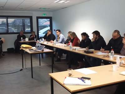 © La pépinière d'entreprise de Montendre Vue aérienne de la pépinière d'entreprise de Montendre Un bureau Un atelier La salle de réunion et de conférence à la location La salle de réunion et de conférence à la location La salle de réunion et de conférence à la location La pépinière d'entreprise de Montendre La pépinière d'entreprise de Montendre La salle de réunion et de conférence à la location La salle de réunion et de conférence à la location La salle de réunion et de conférence à la location