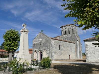 © La Maison de la Vigne et des Saveurs à Archiac Le Trèfle à l'aire de pique-nique de la Belette à Allas-Champagne L'église Saint-Martin de Moings, ses graffiti, commune de Réaux-sur-Trèfle Le logis de Pimbert sur son coteau viticole à Arthenac Le logis de Pimbert et sa tour ronde L'église de St-Eugène sur son coteau viticole du Vignoble du Cognac La table de lecture du paysage de la Petite Champagne et de la vallée du Né à St-Eugène La boutique de produits du terroir de la Maison de la Vigne et des Saveurs à Archiac La scénographie de la Maison de la Vigne et des Saveurs sur le Vignoble du Cognac Le mur des teintes pineau et cognac à la Maison de la Vigne et des Saveurs à Archiac
