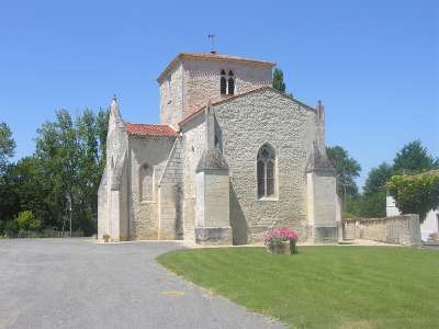© L'église de Saint-Germain-de-Vibrac à côté son plan d'eau et aire de pique-nique
