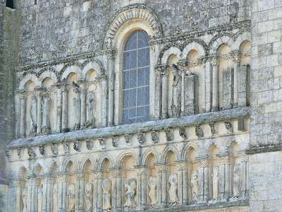 © Arcatures de la façade de l'église Saint-Pierre de Pérignac