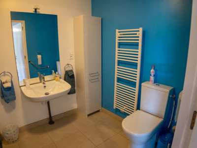 © Façade Chambre et salon Chambre avec frigo Chambre table pour p'tit déj Le lit 160cm et table pour le p'tit déj Salon Salle de douche Douche à l'Italienne Piscine Coin repos près de la piscine Boulodrome