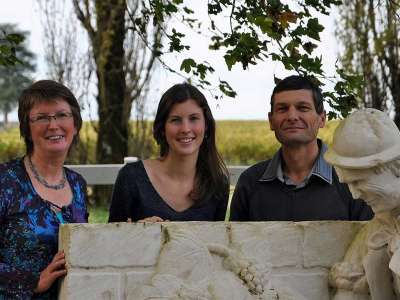 © La famille Bouyer, exploitants du Domaine de Birius, Étapes du Cognac, à Biron en Haute-Saintonge