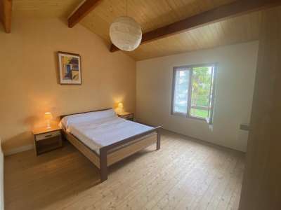 © salle d'eau chambre 1 à l'étage bâtiment jardin privatif