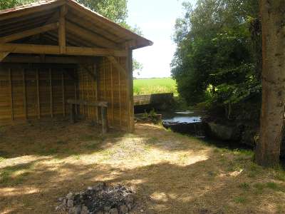 © La halte équestre de Messac au bord de la charmante rivière