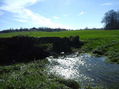 © Paysage de la vallée de La Cendronne en bas du lieu-dit Chalons