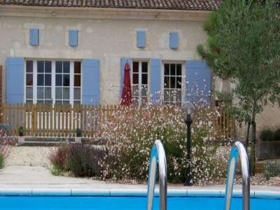 © Piscine et façade du gîte Palissier