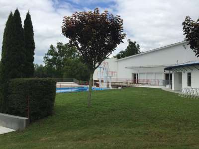 © Piscine découverte de Réaux sur trèfle