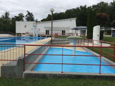 © Piscine découverte de Réaux sur trèfle