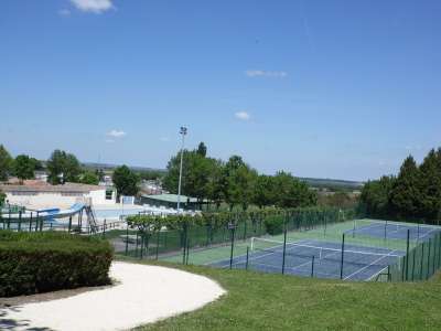 © Les équipements municipaux : tennis et piscine