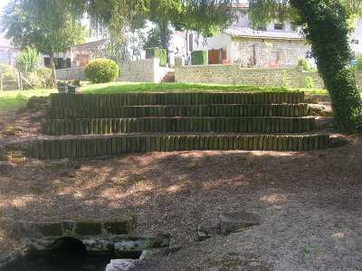 © Charmant lieu-dit chez Taconet, son théâtre de verdure, sa source au bord du Trèfle