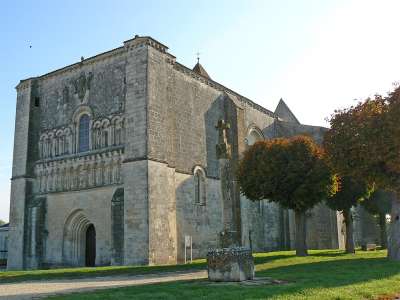 © L'église Saint-Pierre de Pérignac