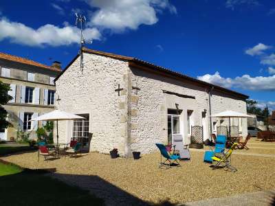 © Facade et les terrasses rez-de-chaussée ouvert Chambre pricipalle Chambre 2 Salle de bain La piscine La piscine Piscine Main courante pour faciliter l'entrée à la piscine Aire de jeu Jardin Jardin
