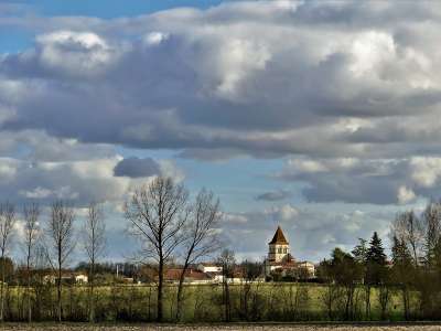 © Vue sur le village de Neuillac des bords du Nobla