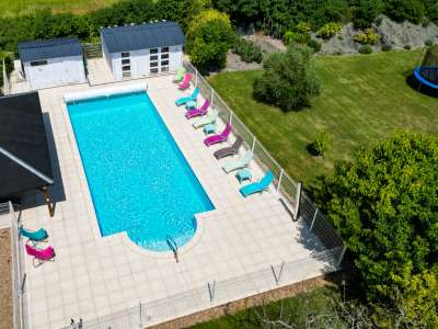© Facade et les terrasses rez-de-chaussée ouvert Chambre pricipalle Chambre 2 Salle de bain La piscine La piscine Piscine Main courante pour faciliter l'entrée à la piscine Aire de jeu Jardin Jardin