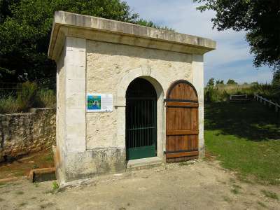 © La fontaine des Esserts à Charde, à quelques mètres de l'église