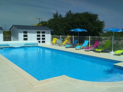 © Facade et les terrasses rez-de-chaussée ouvert Chambre pricipalle Chambre 2 Salle de bain La piscine La piscine Piscine Main courante pour faciliter l'entrée à la piscine Aire de jeu Jardin Jardin