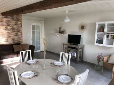 © Extérieur privé clos Cuisine ouverte Séjour La cheminée en pierre Chambre 1 Chambre 2 Salle d'eau Douche à l'italienne Longère charentaise