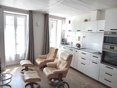 © Coin détente Petit déjeuner dans la chambre Se régaler avec les produits du terroir Coin repas Chambre au calme Ouvertures sur terrasse King size bed (180cmx200cm) S'offrir un soin Faire peau neuve Café en terrasse Séjour vue sur la Place