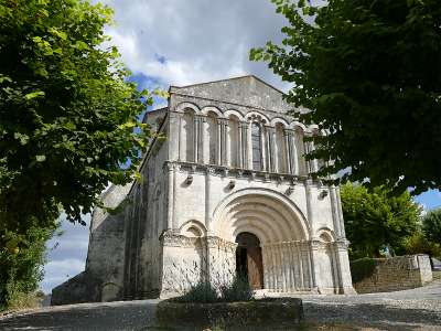 © L'église Saint-Pierre d'Échebrune et son remarquable portail roman