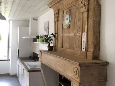 © Extérieur privé clos Cuisine ouverte Séjour La cheminée en pierre Chambre 1 Chambre 2 Salle d'eau Douche à l'italienne Longère charentaise